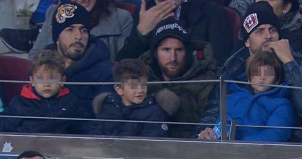 Luis Suárez, Leo Messi y Gerard Piqué disfrutan del Barça-Cultural con sus hijos en el Camp Nou / TV