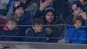 Luis Suárez, Leo Messi y Gerard Piqué disfrutan del Barça-Cultural con sus hijos en el Camp Nou / TV