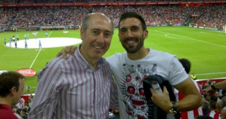 Manu Sarabia, junto a su hijo Eder en un partido del Athletic | REDES