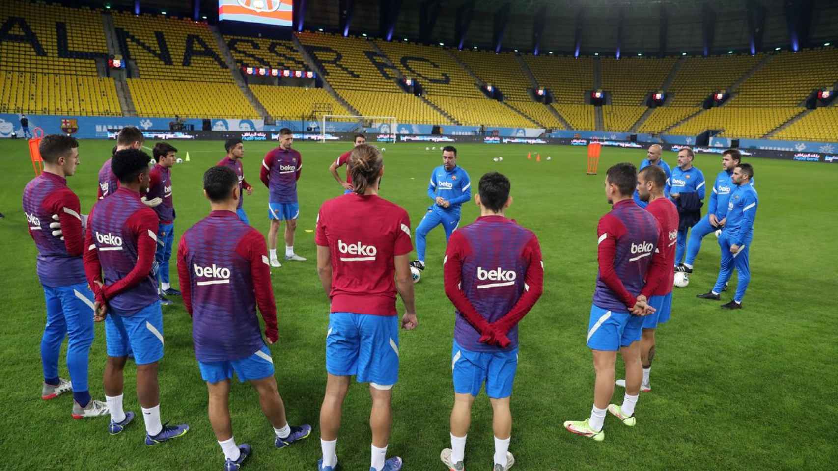 Xavi conversa con sus jugadores en Arabia Saudí / FCB