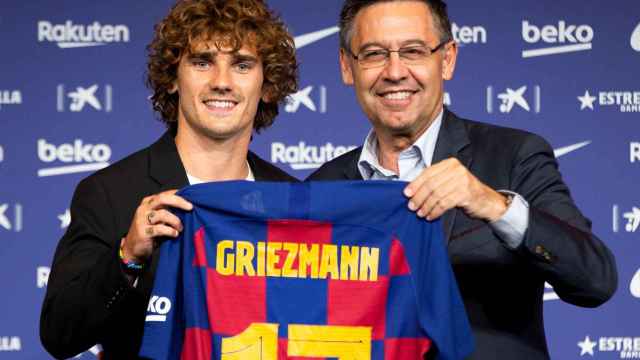 Antoine Griezmann y Josep Maria Bartomeu en la presentación del crack francés / EFE