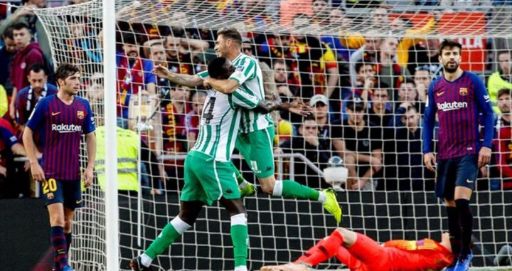 Leo Messi aguanta el Balón en el Barça-Betis / EFE