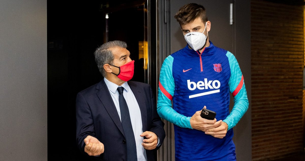 El presidente del Barça, Joan Laporta, junto a Gerard Piqué / FCB
