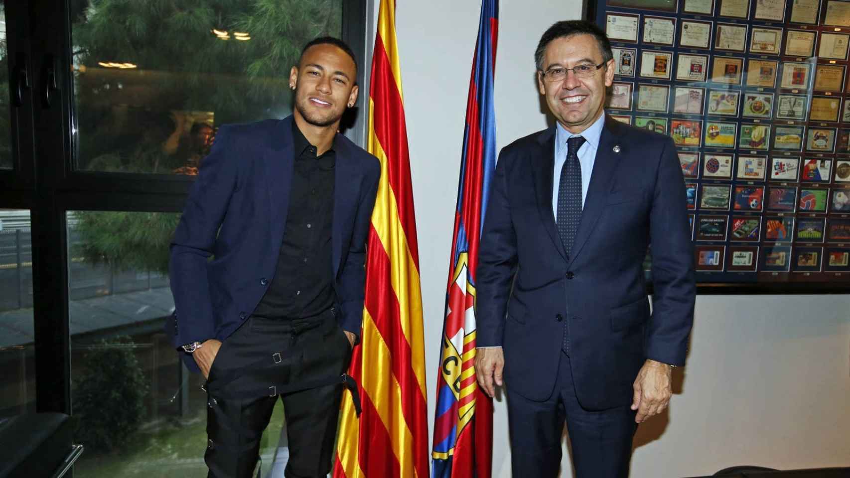 Neymar Jr y Josep Maria Bartomeu en la última renovación del brasileño / EFE