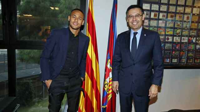 Neymar Jr y Josep Maria Bartomeu en la última renovación del brasileño / EFE