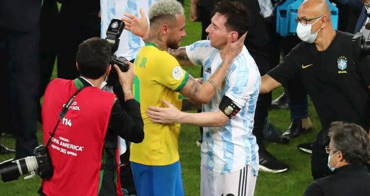 Neymar Jr. y Leo Messi charlan después de la final de la Copa América / EFE