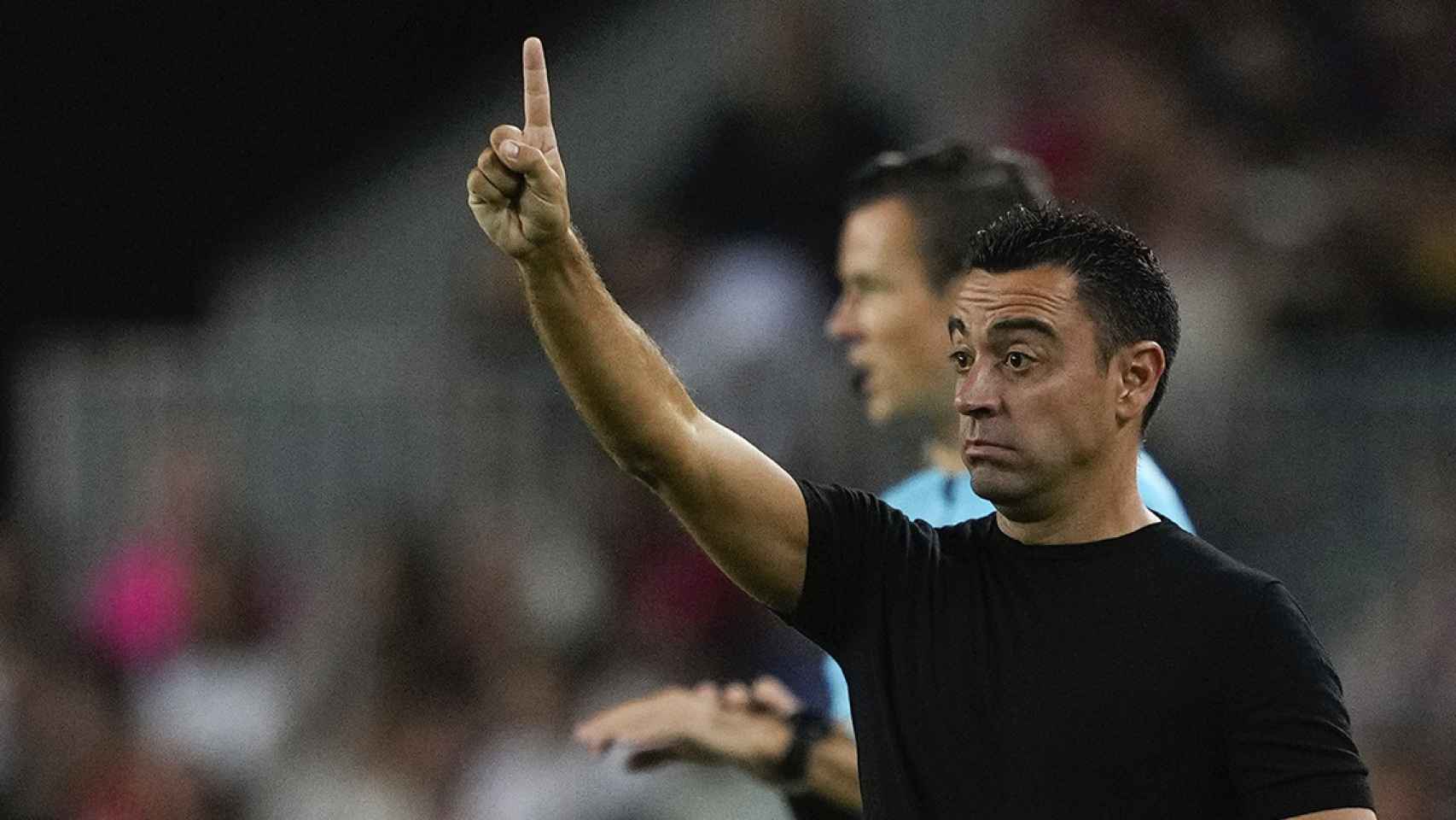 Xavi da indicaciones a sus jugadores durante la goleada del Barça contra el Viktoria Plzen / EFE