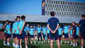 Los jugadores del FC Barcelona, a las órdenes de Xavi en un entrenamiento / FCB