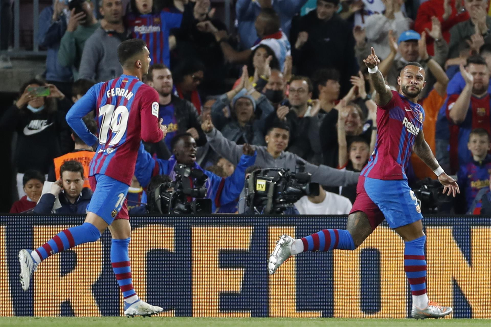 Memphis Depay celebra su gol al Mallorca / EFE