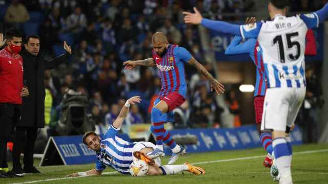 Alves pugna con Januzaj en Anoeta / EFE