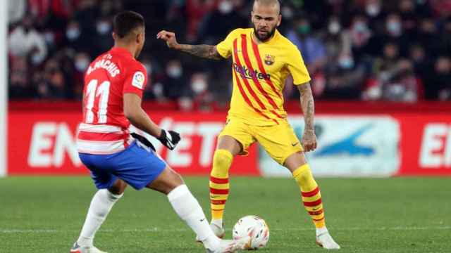 Dani Alves, con la pelota, en el Granada-Barça del sábado / FCB