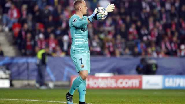 Marc-André Ter Stegen con el balón en el Slavia de Praga - Barça / FC Barcelona