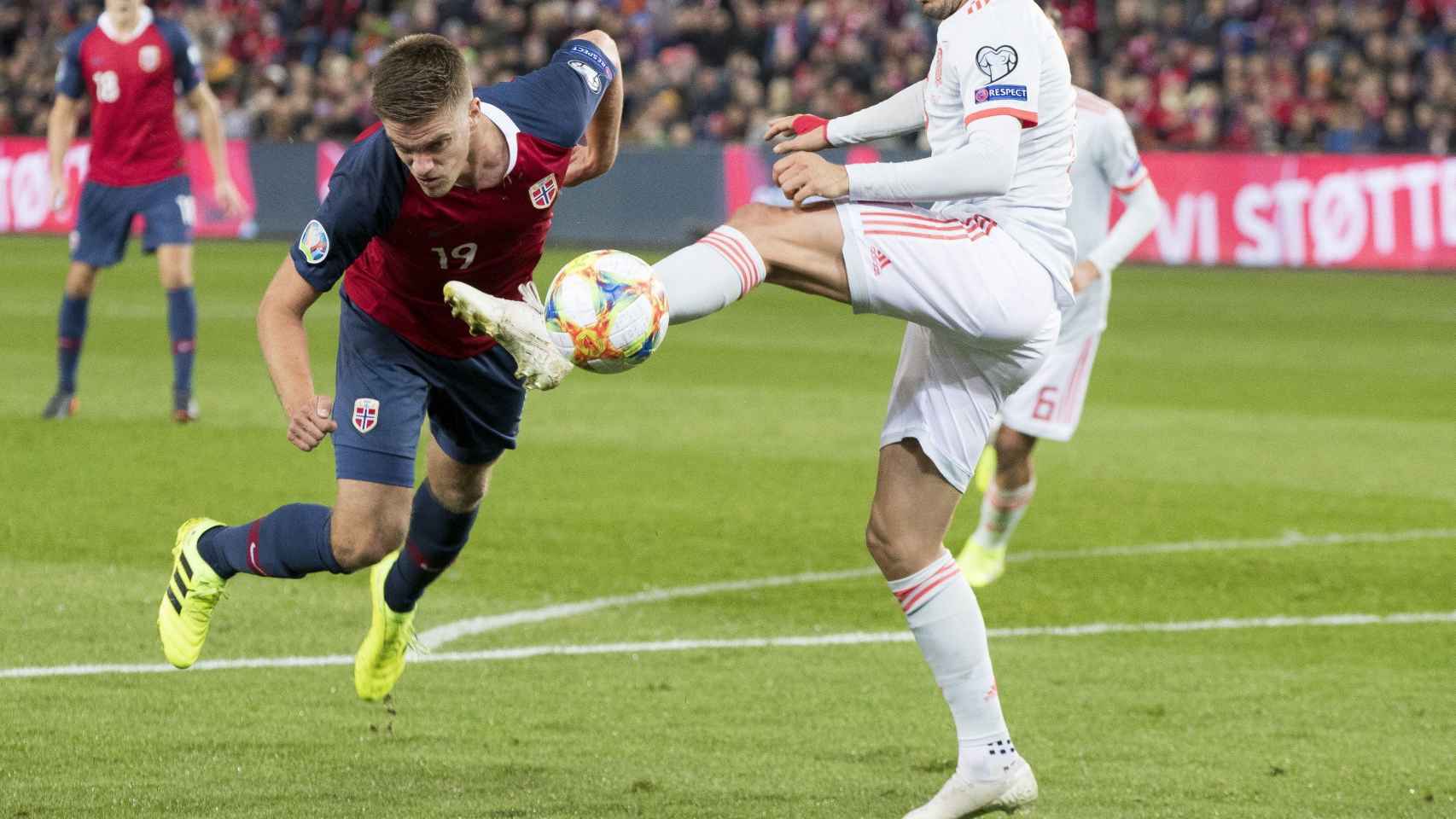 Saúl disputa un balón en el duelo frente a Noruega / EFE