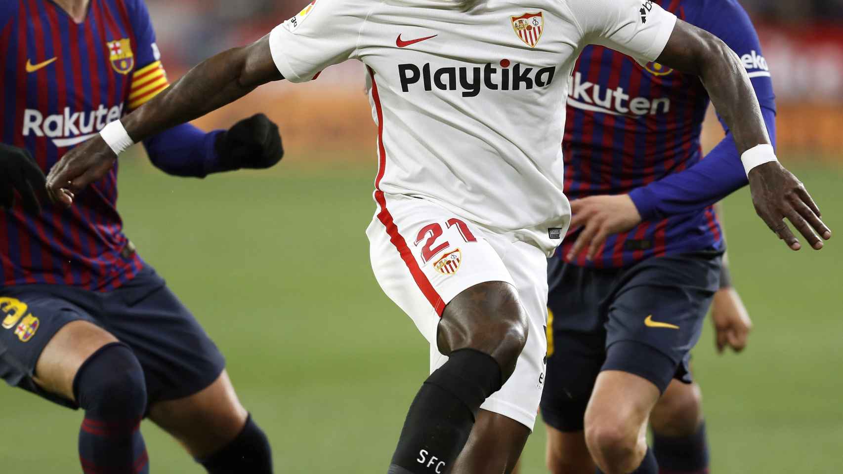 Piqué y Sergi Roberto sufren en defensa contra el Sevilla / EFE