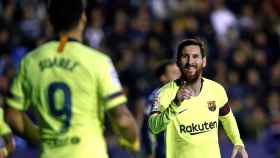 Una foto de Leo Messi y Luis Suárez celebrando un gol frente al Levante / EFE