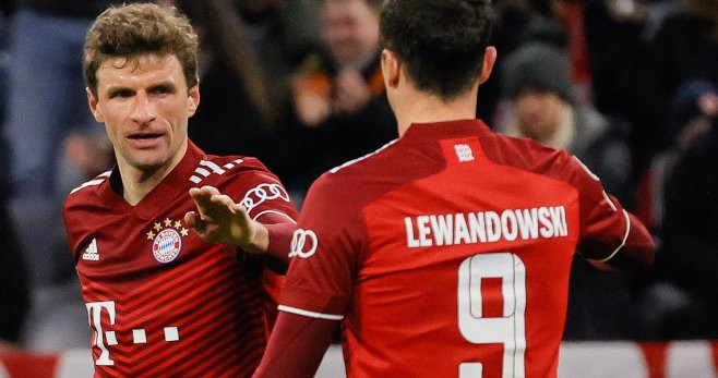 Lewandowsk, felicitado por Muller, tras marcar un gol ante el Salzbrgo