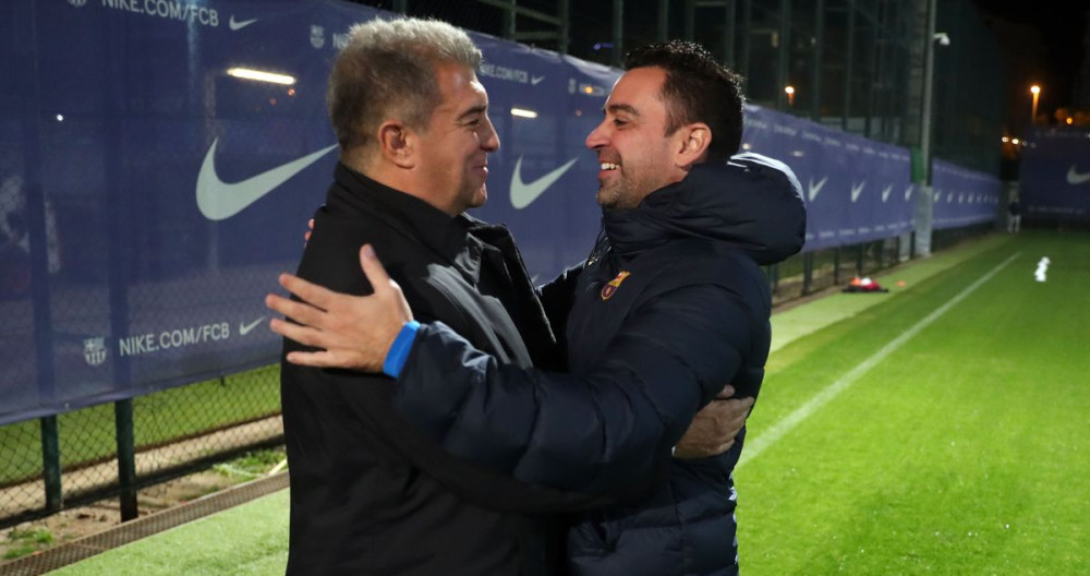 Joan Laporta se abraza con Xavi Hernández, al que le quiere regalar el mejor equipo posible / FCB