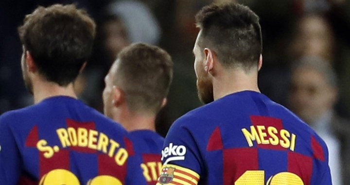 Leo Messi con el esférico tras su hat trick ante el Celta / EFE