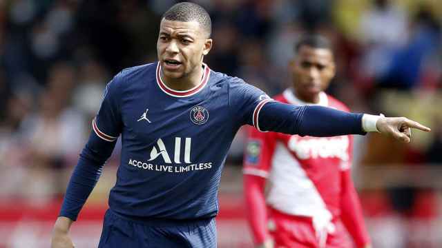 Kylian Mbappé, en una jugada del partido entre AS Mónaco y PSG, en la Ligue 1 / EFE