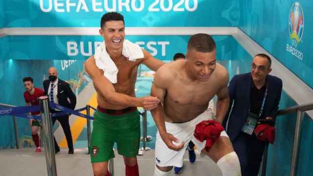 Kylian Mbappé se saluda con Cristiano Ronaldo, tras el partido entre Francia y Portugal / UEFA