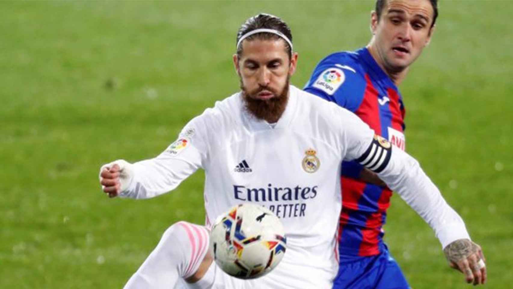 Sergio Ramos en una acción contra el Eibar / EFE