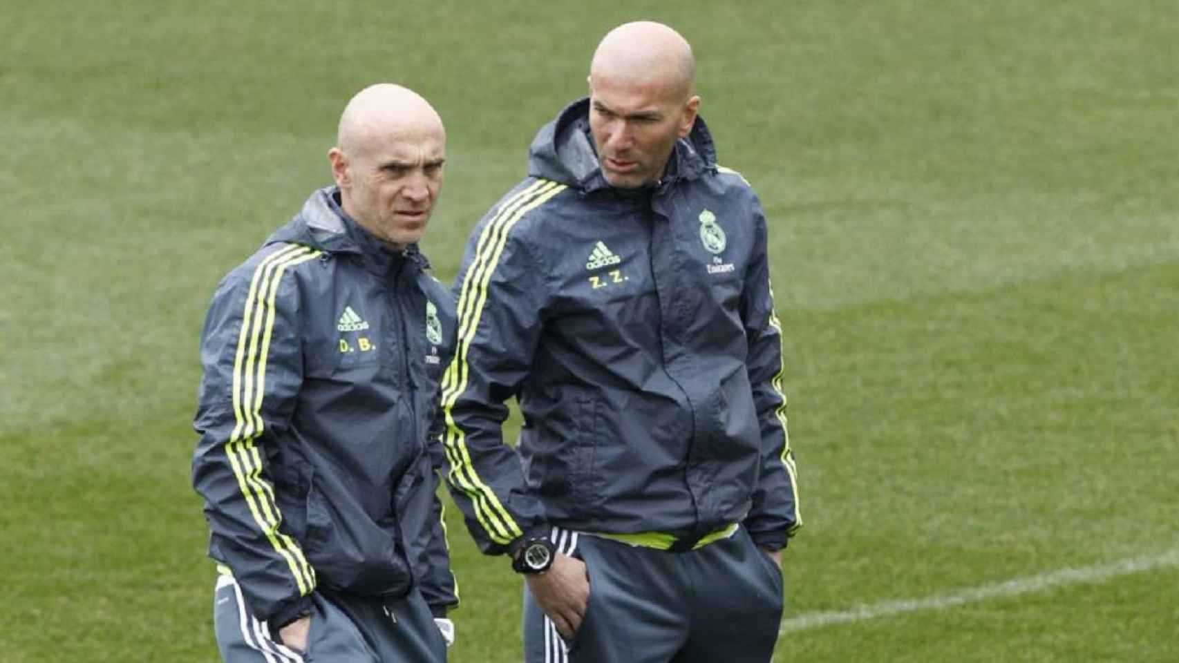 Zidane, junto a su segundo entrenador Bettoni | EFE
