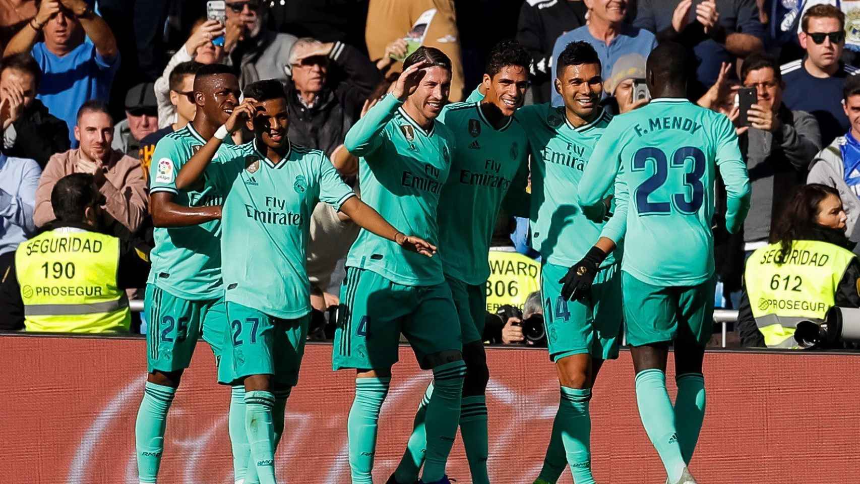 Los jugadores del Real Madrid celebrando el gol de Varane / EFE