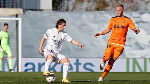 Modric en una acción contra el Valencia / EFE