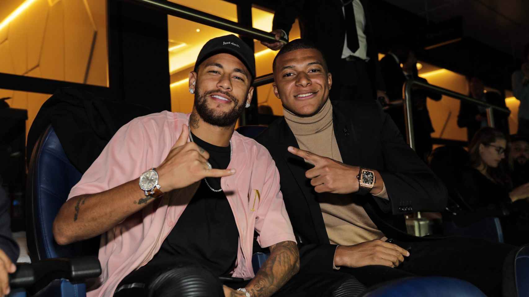 Neymar y Mbappé en la grada del Parque de los Príncipes / TWITTER