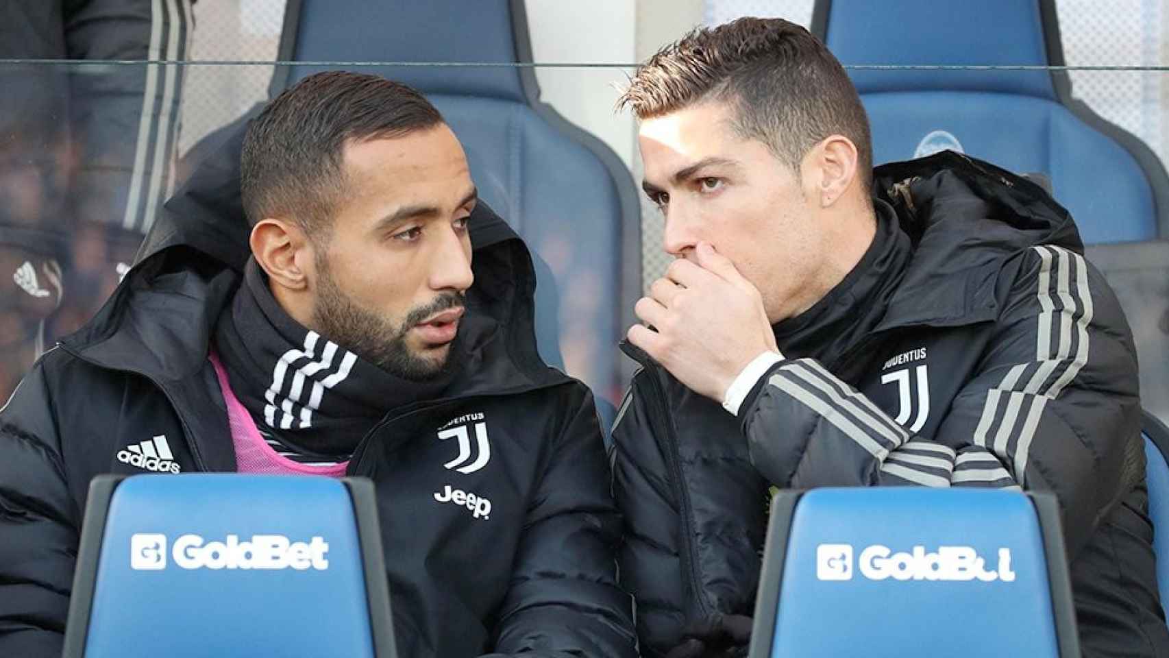 El delantero portugués del Juventus Cristiano Ronaldo conversa en el banquillo con su compañero Medhi Benatia / EFE