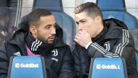El delantero portugués del Juventus Cristiano Ronaldo conversa en el banquillo con su compañero Medhi Benatia / EFE