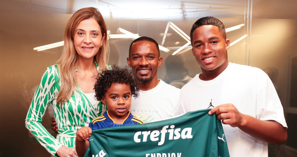 Endrick, posando con la camiseta del Palmeiras, junto a la presidenta del club brasileño / PALMEIRAS