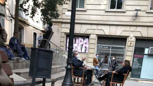 Quim Forn, junto a su acompañante, come en la terraza de un restaurante en Barcelona / CG