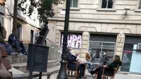 Quim Forn, junto a su acompañante, come en la terraza de un restaurante en Barcelona / CG