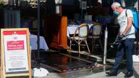 Un trabajador desinfecta una terraza en Barcelona para la vuelta a la normalidad / EFE