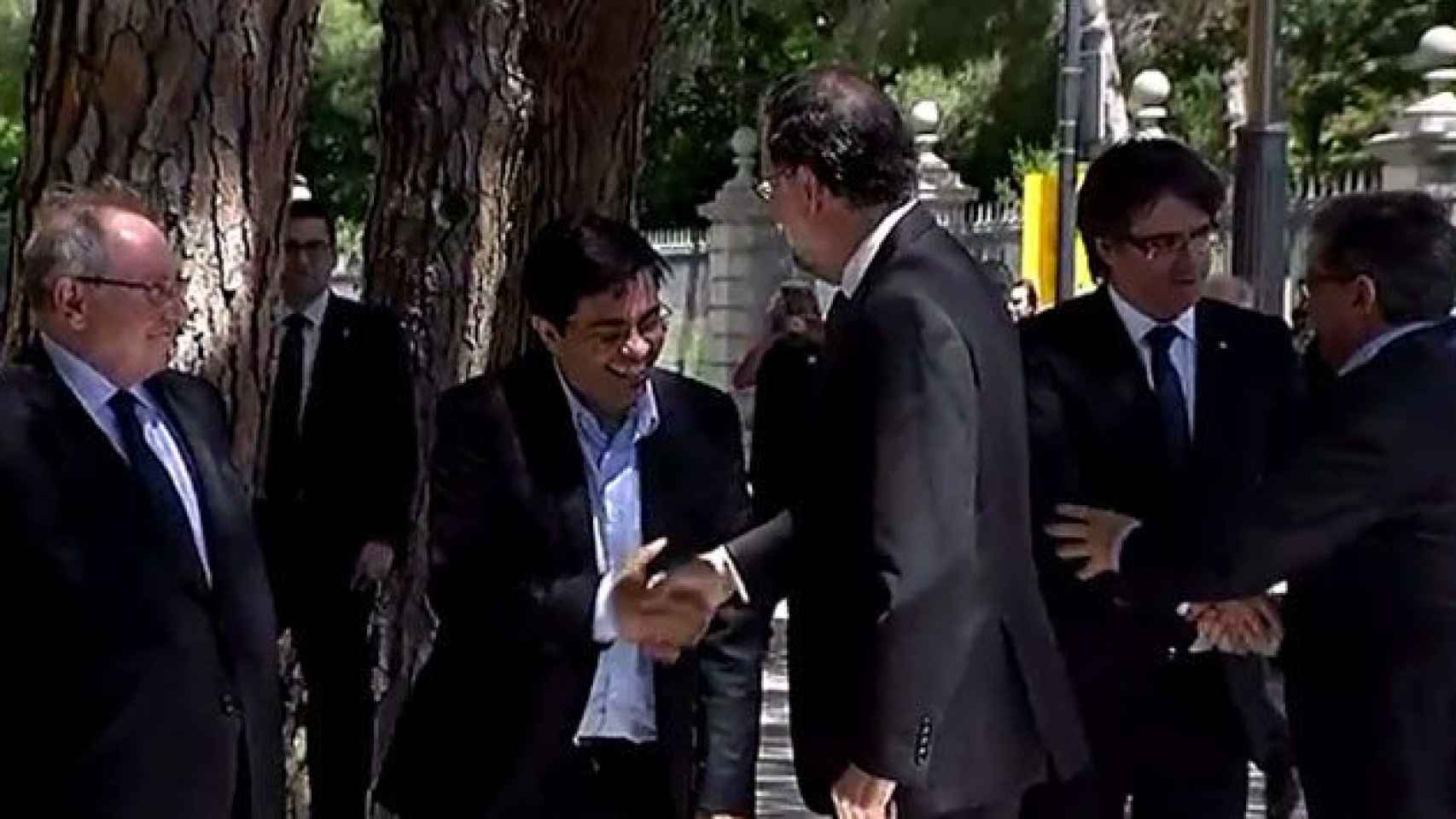 Pisarello saluda entusiasmado y reverencioso a Rajoy ante la mirada complaciente del presidente de la Cámara de Comercio de España / CG