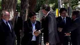 Pisarello saluda entusiasmado y reverencioso a Rajoy ante la mirada complaciente del presidente de la Cámara de Comercio de España / CG