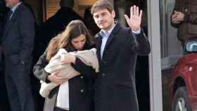 El futbolista Iker Casillas junto a su ya esposa, Sara Carbonero, y el hijo de ambos.