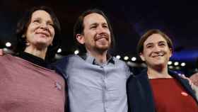 Pablo Iglesias (centro), líder de Podemos, junto a su colaboradora Carolina Bescansa (izquierda) y la alcaldesa de Barcelona, Ada Colau (derecha)