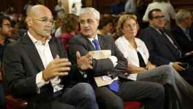 El número uno de JxSí, Raül Romeva, junto al también candidato y consejero de Justicia, Germà Gordó, en el acto de este jueves en el Colegio de Abogados de Barcelona.