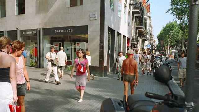 Un turista se pasea por el barrio de la Barceloneta con poca ropa / ELISAVA