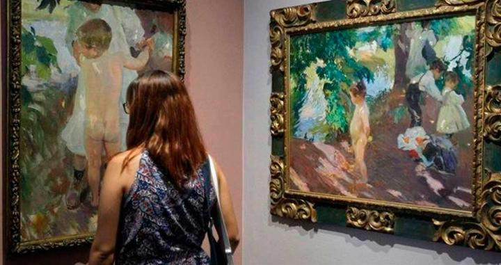 Una mujer aprecia una obra de Sorolla, en el Museo del Prado