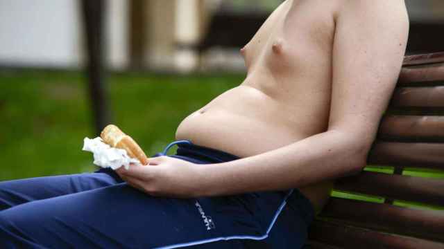Cenar después de las 21 horas puede provocar obesidad infantil / EFE