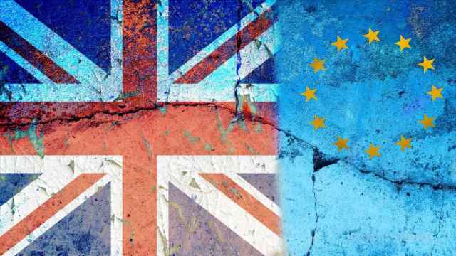 Las banderas del Reino Unido y de Europa dibujadas en un muro, en una alegoría del Brexit