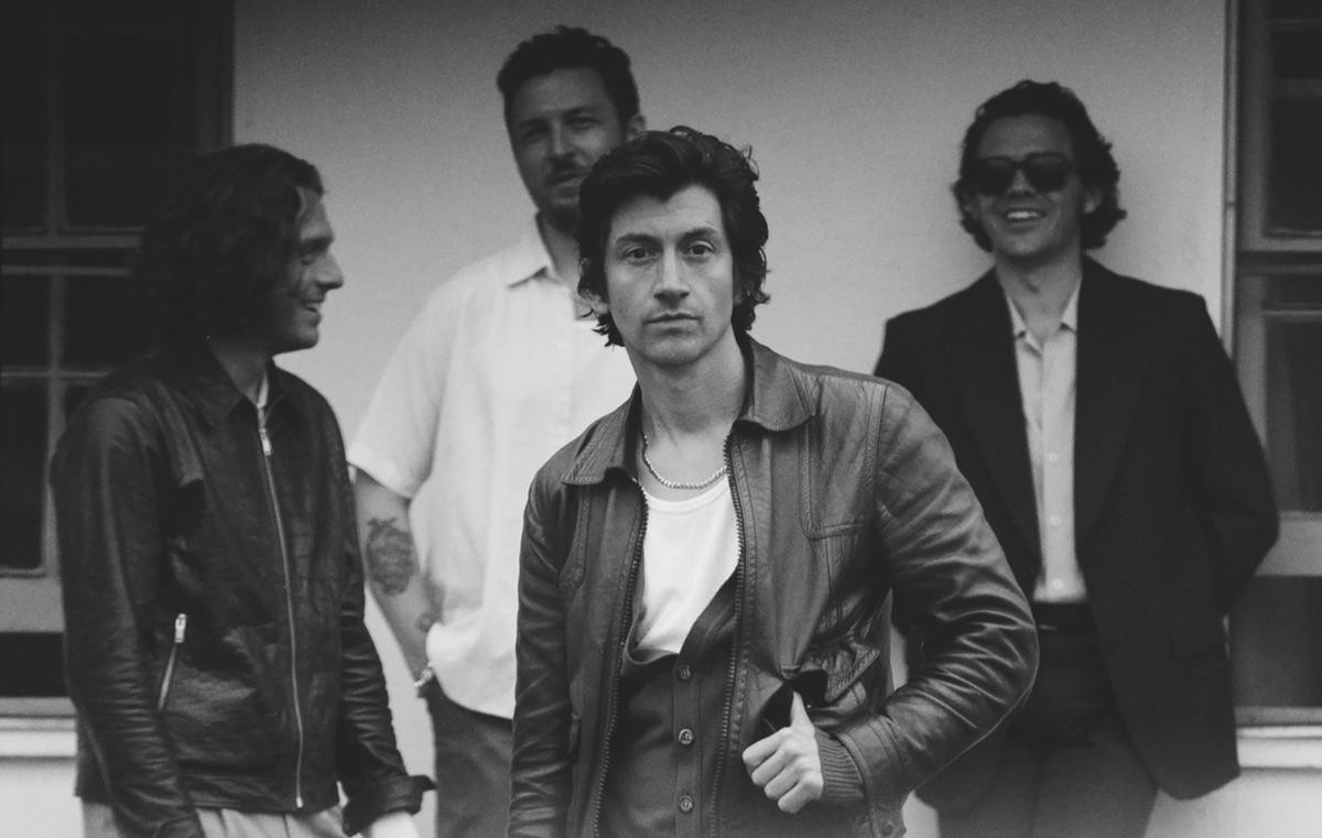 Los componentes de Arctic Monkeys en una imagen promocional