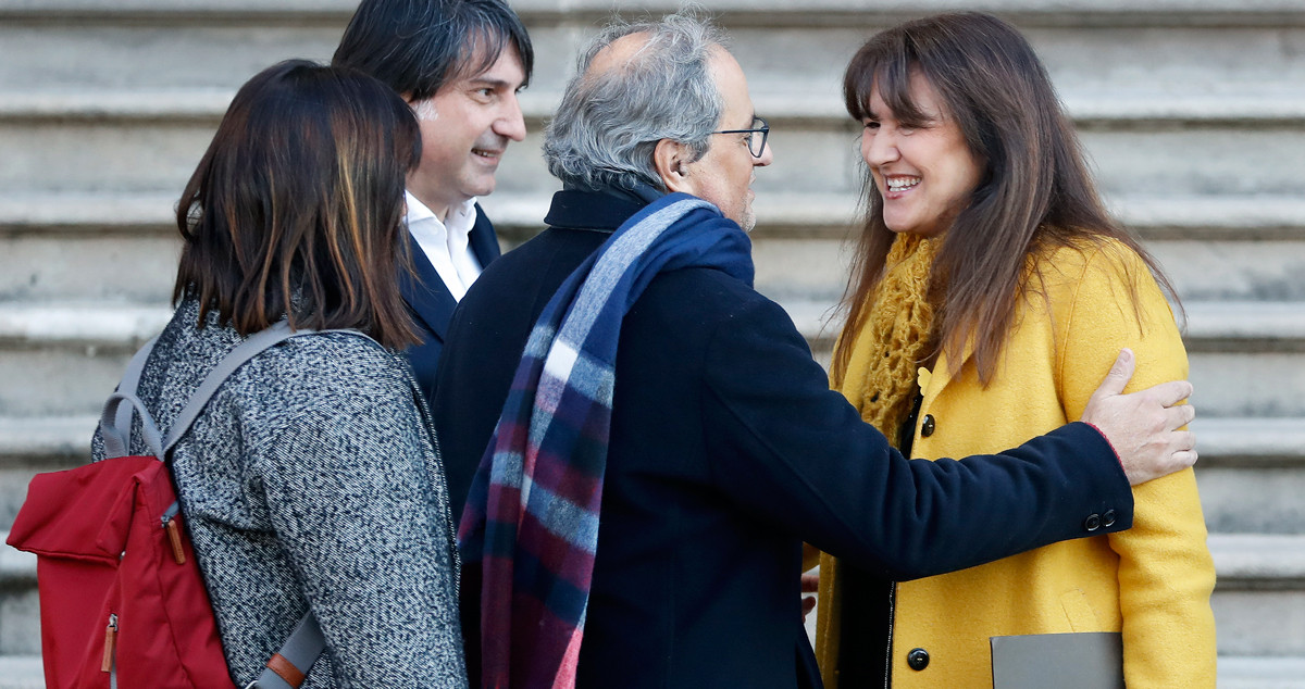 La presidenta suspendida del Parlament, Laura Borràs, saluda al expresidente de la Generalitat Quim Torra a su llegada al Tribunal Superior de Justicia de Cataluña (TSJC) / ANDREU DALMAU - EFE