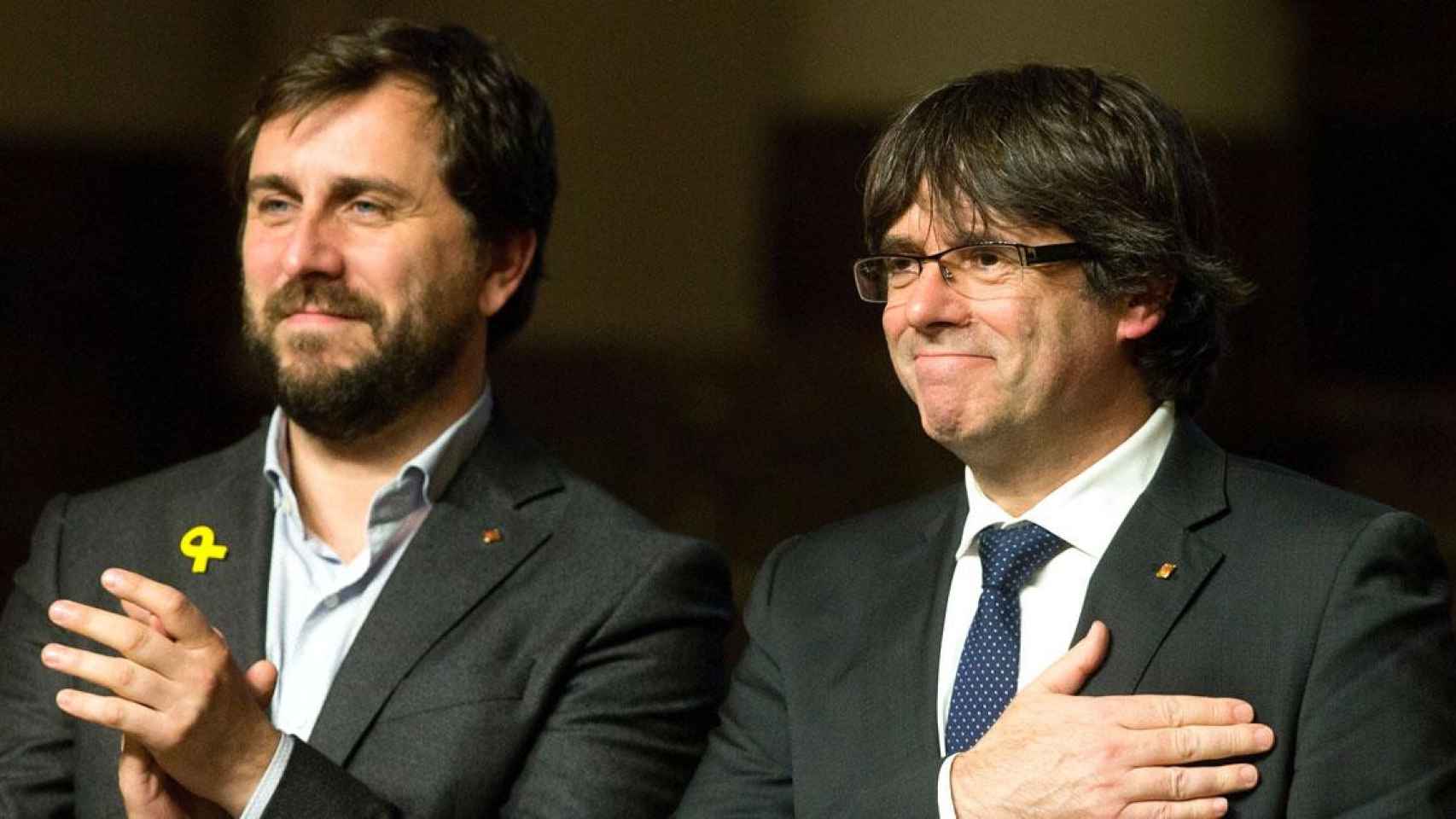 El expresidente de la Generalitat Carles Puigdemont (d) y su compañero en Bélgica, Toni Comín (i) / EFE