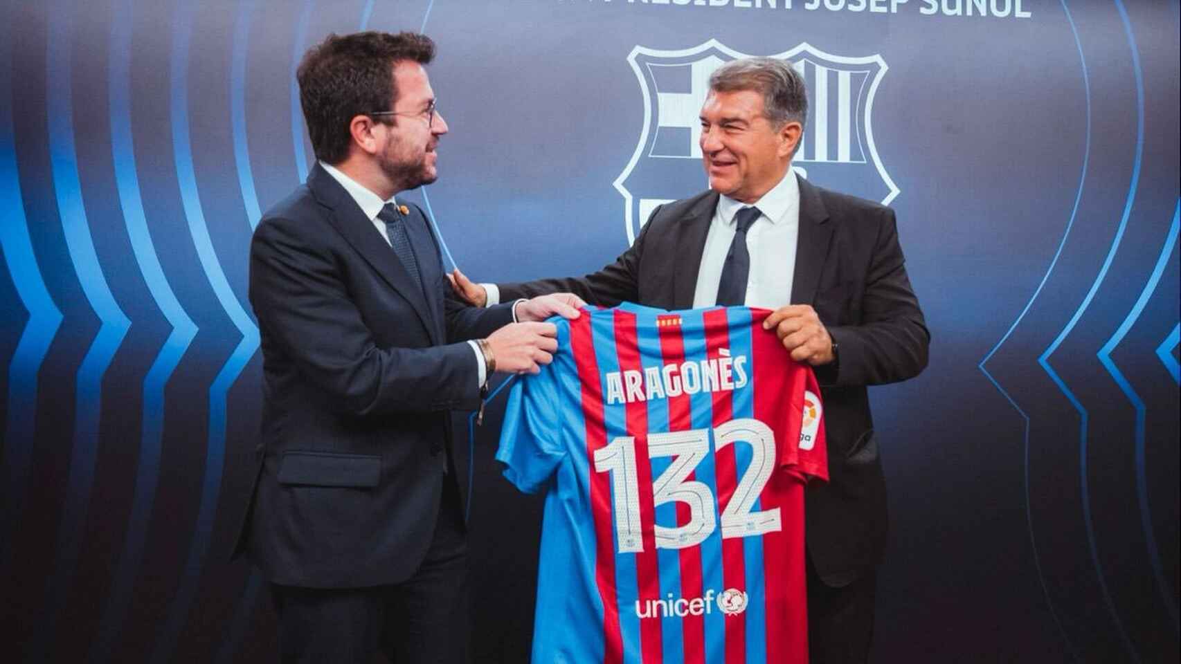 Joan Laporta (d), entregándole a Pere Aragonès una camiseta del Barça con su nombre y el dorsal 132 / @PereAragones (TWITTER)