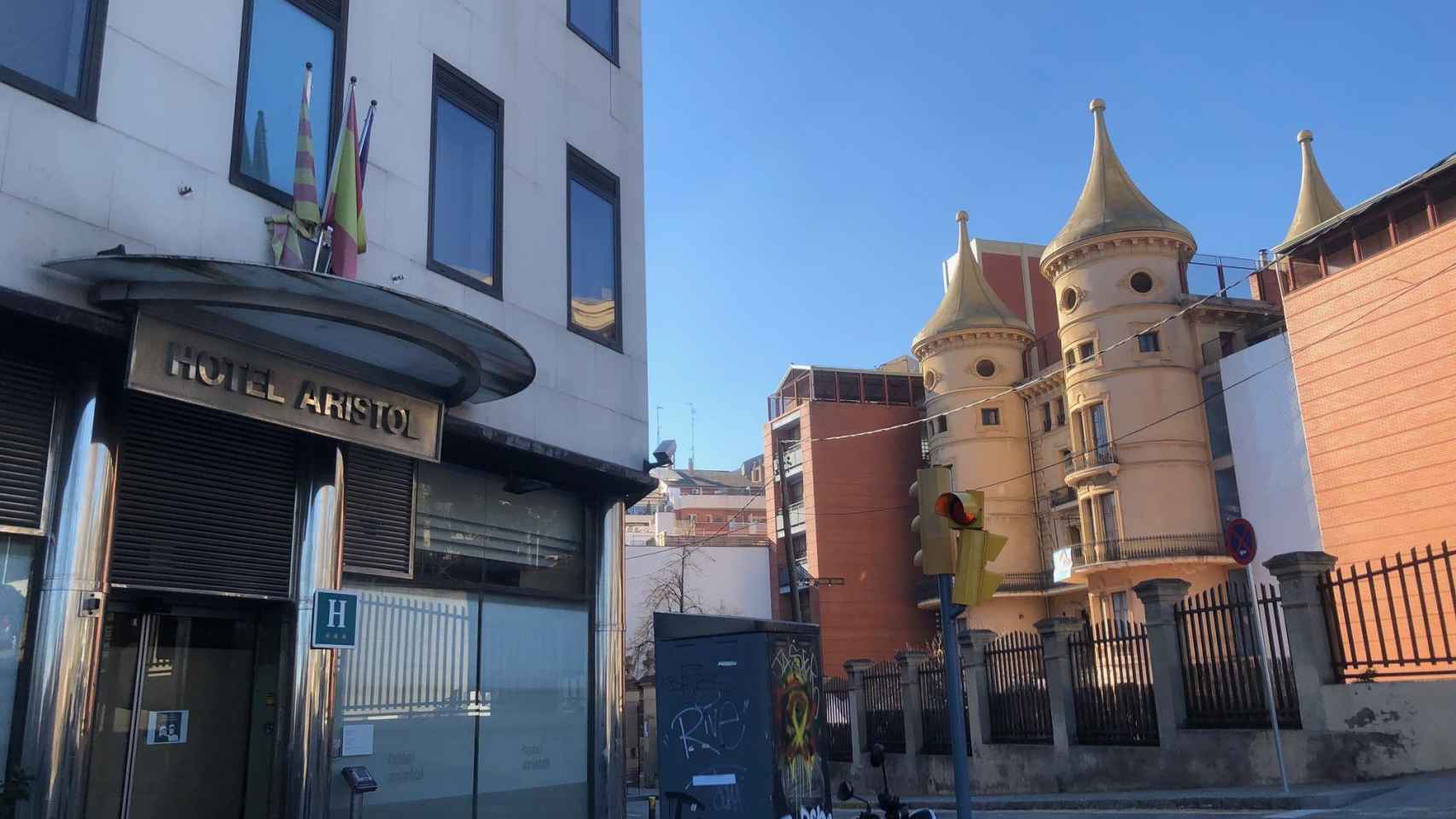 A la izquierda, edificio blanco del Hotel Aristol en el que se instalará un albergue de toxicómanos; a la derecha, el colegio de infantil y primaria Mas Casanovas de Barcelona / CG