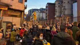 Protesta ante la escuela Mas Casanovas y el Hotel Aristol, donde el Ayuntamiento de Barcelona pondrá un albergue para personas sin hogar toxicómanas / CEDIDA
